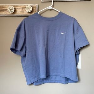BRAND NEW NEVER WORN NIKE CROP TEE